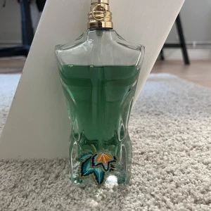 Jean Paul Gaultier Le Beau Paradise Garden - Säljer en Jean Paul Gaultier Le Beau Paradise Garden. Flaskan har en unik design i form av en manlig torso med grön vätska och ett dekorativt mönster. Förpackningen är grön med färgglada drakar och blommor. Innehåller 125 ml. Kanske 105ml kvar. Köpt på kicks för 1435kr. Skriv vid intresse😊