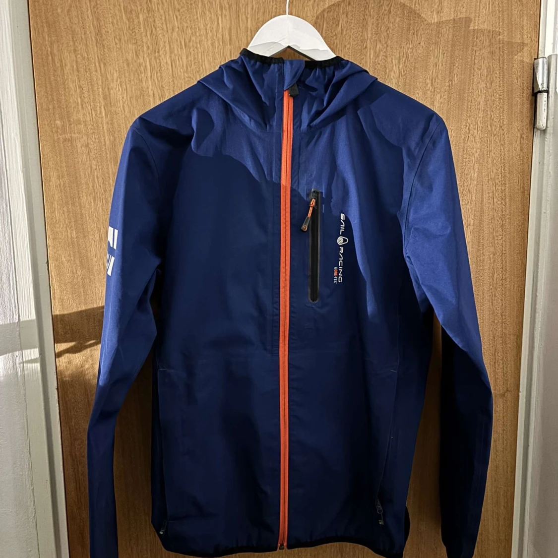 Blå vindjacka sail racing