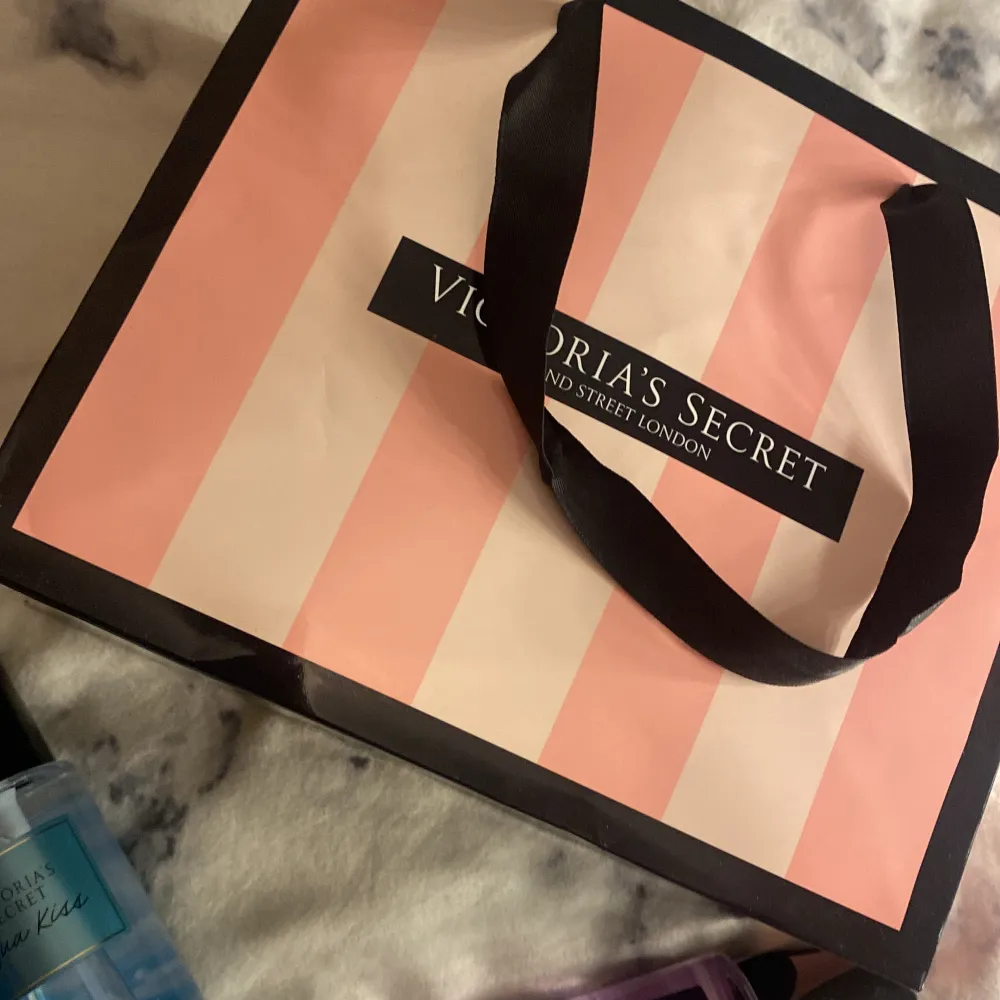 Påsen och parfymerna ingår Säljer två par snygga underkläder från Victoria's Secret. Ett par i lila och ett i blått, båda med vacker spetsdetalj. Perfekt för att känna sig extra fin! 💜💙trosorna i storlek s . Asusteet.