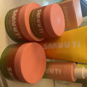 Hudvårdsprodukter från SMUUTI inte användt  - Säljer ett set med hudvårdsprodukter från SMUUTI. Innehåller Watermelon Sorbet Balm, Watermelon Jelly Cream och Watermelon Dew Toner. Förpackningarna är i rosa och gröna nyanser med fräsch design. Perfekt för en återfuktande och uppfriskande hudvårdsrutin.