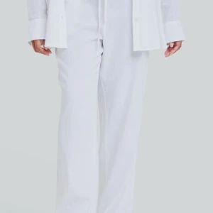 Vita linnebyxor - Hej jag säljer mina vita linnebyxor från bikbok. Säljer då dem inte kommer till användning längre. Dem är använda ungefär 2-3  gånger, inga tecken på användning. Nypris 499. Skriv vid fler bilder