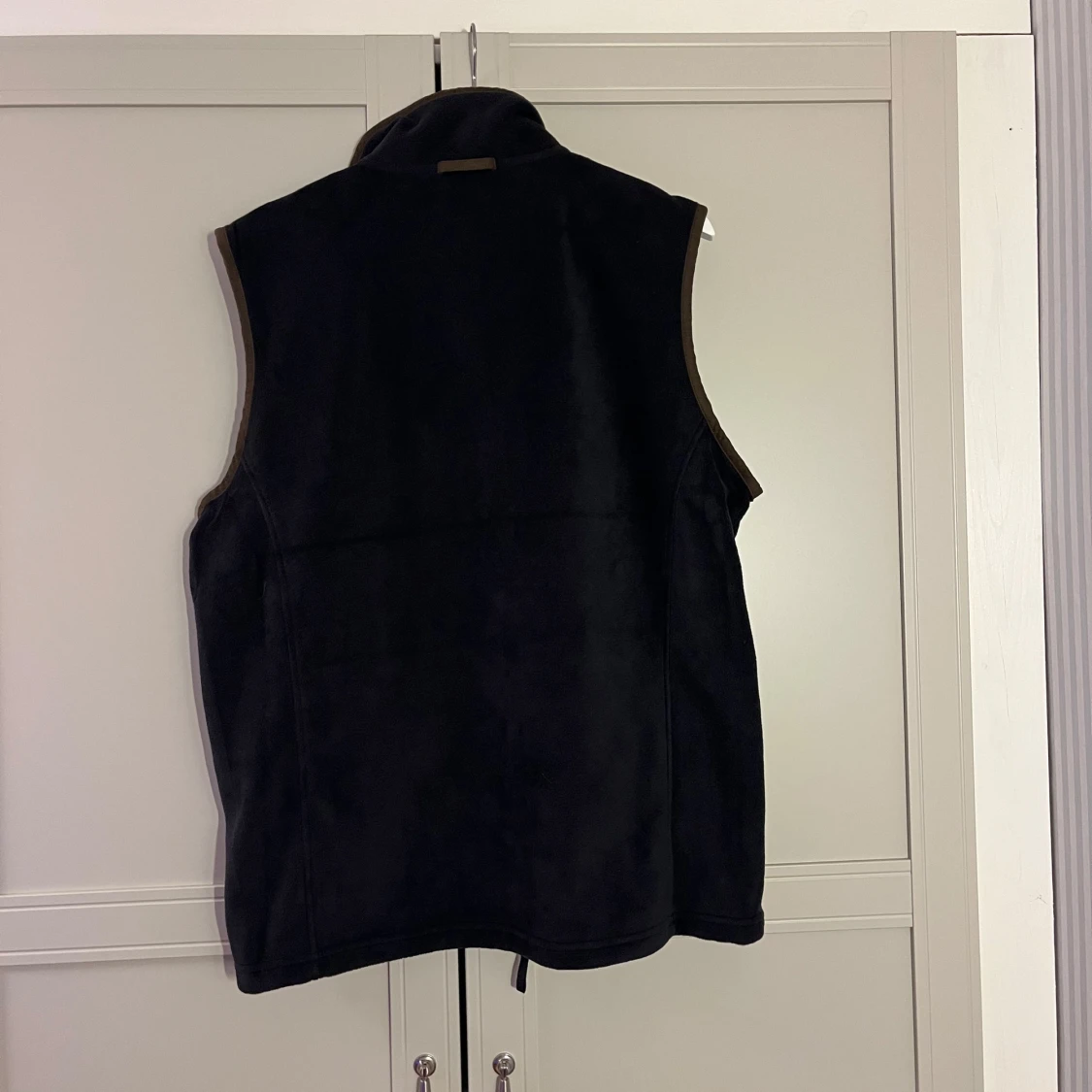 Svart fleeceväst med dragkedja - 1