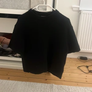 Svart tröja från Gina Tricot - Svart stickad kort ärmar tröja från Gina, använd 2 ggr