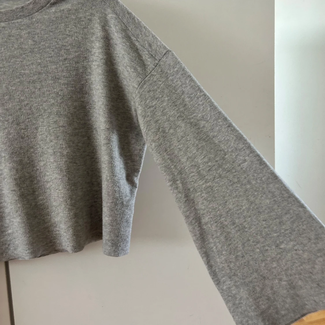 Grå croppad tröja från Bik Bok - 1