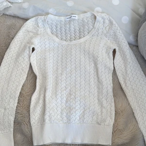 Vit stickad tröja från Designers Remix - Säljer en stilren vit tunn tröja från Designers Remix. Tröjan har ett vackert mönster och långa ärmar, perfekt för en elegant look. Den är mjuk och bekväm, 