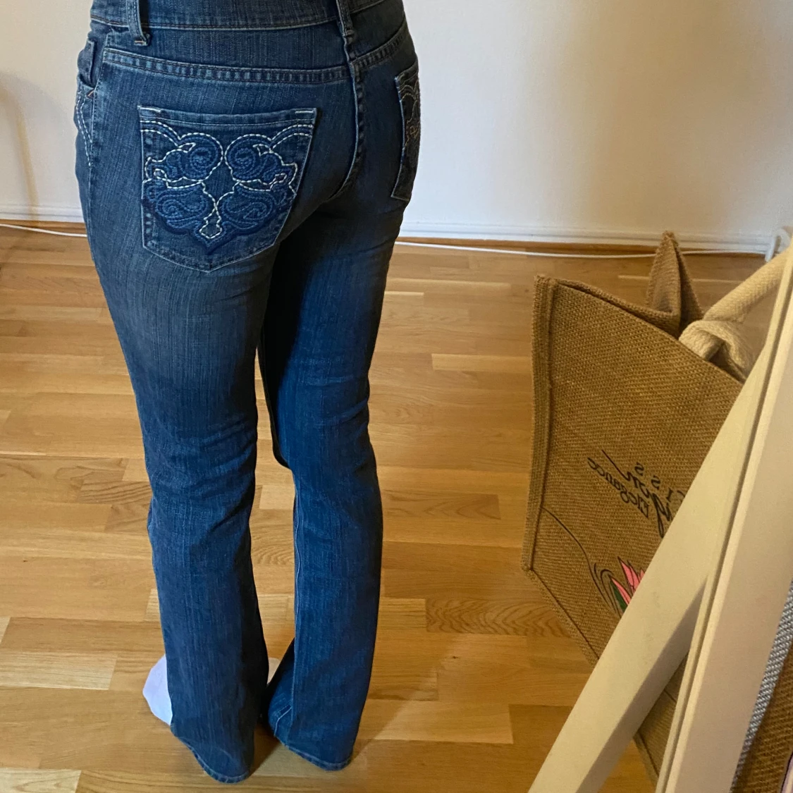 Blå jeans med broderade detaljer - 1