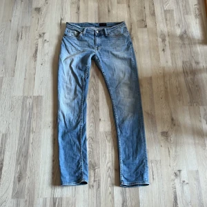 Tiger of Sweden jeans - Säljer dessa svin snygga blå jeans från Tiger of Sweden i modellen Blaise. Nypris runt 1000-1400kr. Riktigt fint skick utan några defekter. Priset är inte hugget i sten så kom gärna med prisförslag.🤝