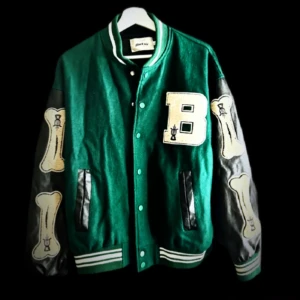 Grön bomberjacka från Black Air - Säljer en grön bomberjacka från Black Air med svarta läderärmar och vita detaljer. Jackan har ett stort 'B' märke på bröstet och benmotiv på ärmarna. Den stängs med knappar och har ribbade muddar vid ärmslut och nederkant.nypris 900.( inga skador och i nyskick)