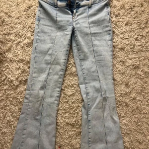 Ljusblå bootcut jeans Lågmidjade  - Snygga ljusblå bootcut som ä Lågmidjade. Står ej Stl ( köpta på vinted)  men skulle säga stl M. Är urtvättade inuti men inget som märks. Jag har även strykt upp dom, men går att stryka ner igen. Passar perfekt då på mig som är  ca 170cm