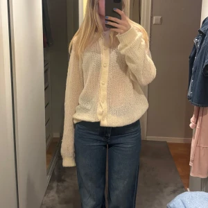 Beige stickad kofta - Mysig beige stickad kofta med knappar framtill. Storlek M men ganska oversize🧸