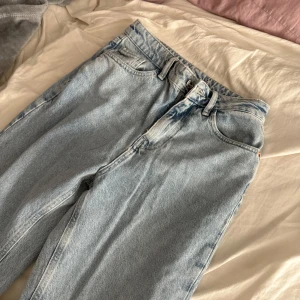 Ljusblå jeans med fransiga kanter - Snygga ljusblå jeans med hög midja och fransiga kanter från Zara. De har en klassisk femficksdesign och stängs med dragkedja och knapp. De är högmidjade och längden är ungefär 165-170cm🥰🥰