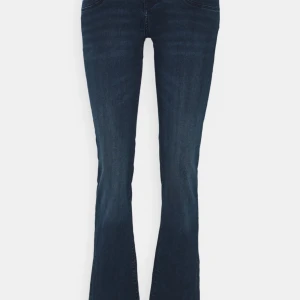 Ltb jeans Valerie - Intressekoll på mina mörkblå Ltb Valerie jeans som är helt slutsålda!  Säljer då dom inte passar, sparsamt använda med lite avskavt längst ner, men inget som syns på(se bild 5) Storlek 27/30, är ca 160 och dom passar perfekt i längden. Skulle dock säga att dom kan passa någon som har nån större storlek, då dom är lite större i midjan, samt lite ut-strechade i benen! (Har jeans i storlek 28 som passar, medans dom här är storlek 27 och för stora) Tveka inte på att höra av dig vid frågor💞