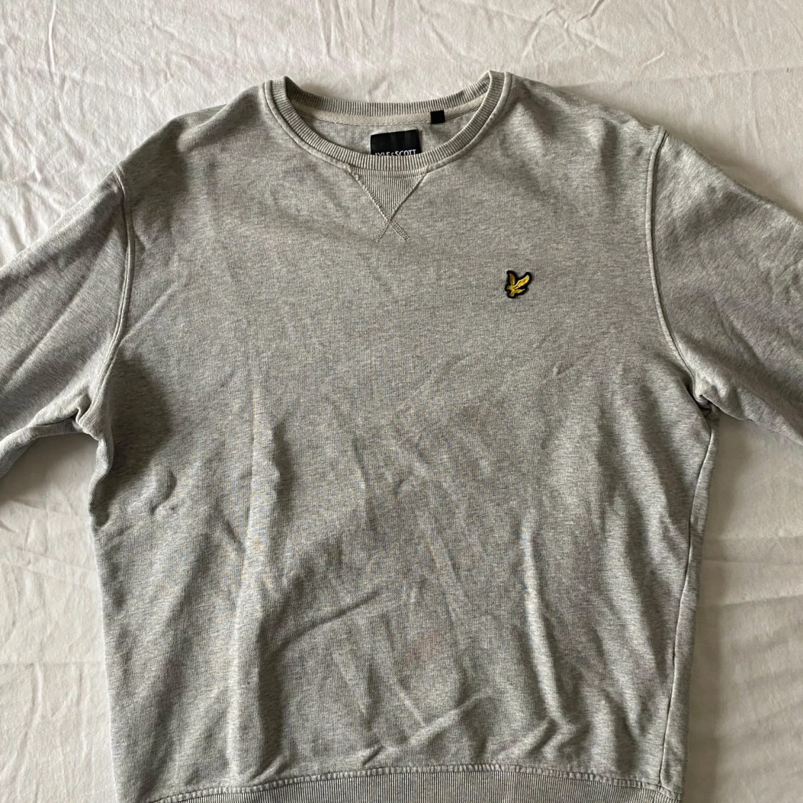 Grå sweatshirt från Lyle & Scott - 1