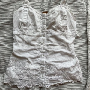 Broderat linne/topp - Jättefin broderad topp/linne som passar perfekt till sommaren!