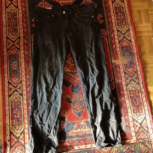 Svarta jeans från H&M - Säljer ett par svarta jeans från H&M i relaxed fit. Storlek 32/32