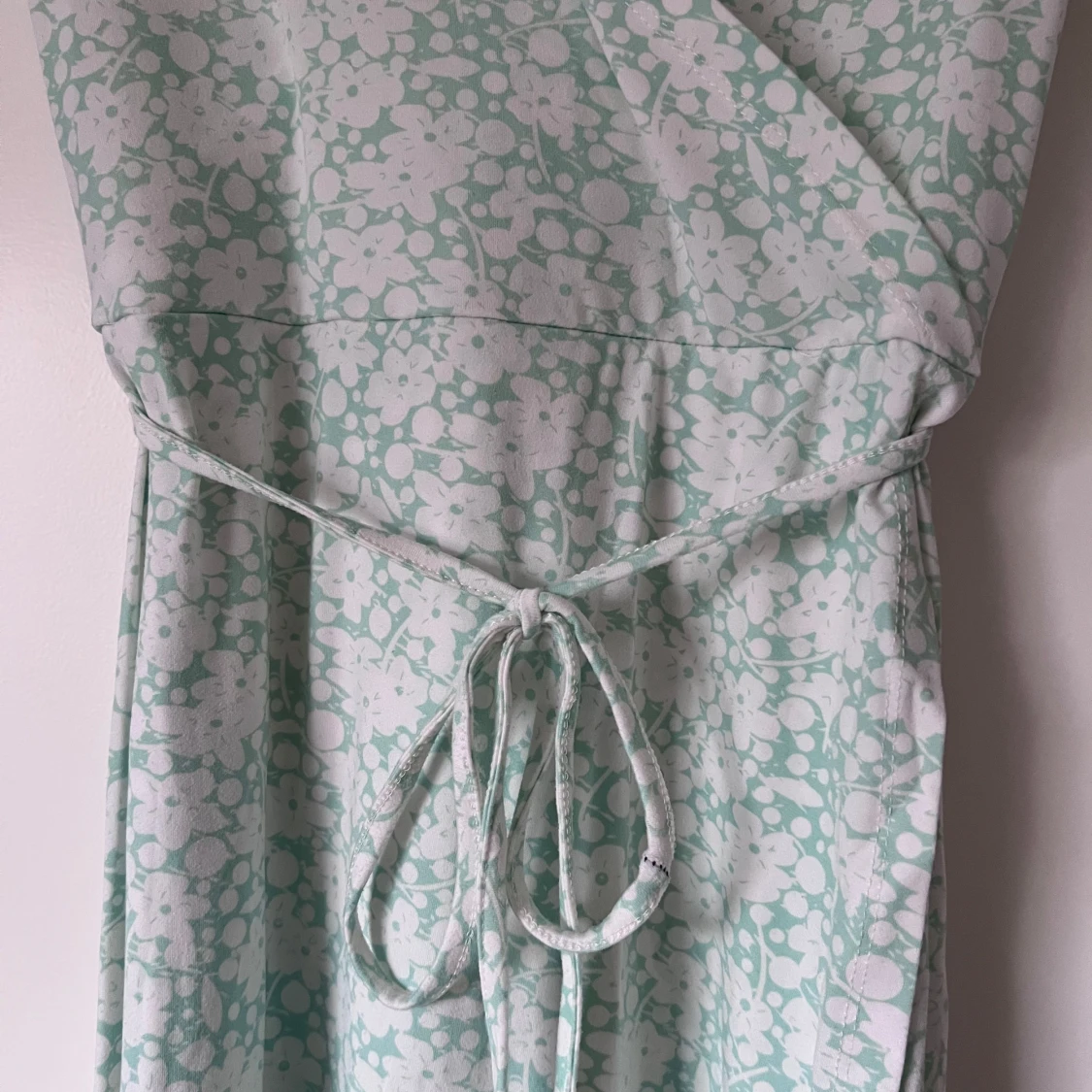 Mintgrön blommig omlottklänning - 3
