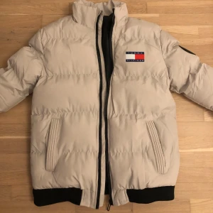 Beige jacka Tommy Hilfiger - Säljer en snygg beige pufferjacka från Tommy Hilfiger, mycket bra skick! Storlek S.  