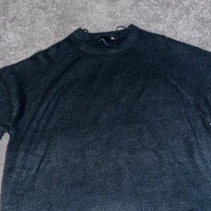 Mörkblå stickad tröja från 157 - Säljer en stilren mörkblå stickad tröja från 157. Perfekt för kyligare dagar med sin mjuka och bekväma passform. Tröjan har långa ärmar och en klassisk rund halsringning. Passar utmärkt till både jeans och kjol. 🧶💙