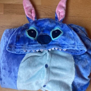 Stitch mys dress - Jätte fin stitch dress i one size, säljer för den är för kort för mig som är 178. Inga jätte tydliga defekter förutom en liten fläck (se sista bild). Vet inte vart den är köpt men skrev HM. Skriv privat för frågor och tryck gärna köp nu💙💙💙