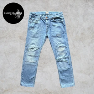 Vailent jeans - Snygga ljublåa Vailent jeans med slitningar. Bra skick. Storlek W30 längden är skräddarsydd till ungefär storlek L30. Skriv om du vill ha mått för bättre storleks uppskattning. Hör av dig vid frågor och funderingar! 