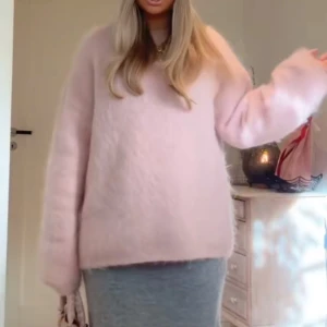 Rosa mohairtröja från H&M Edition - Säljer en supermjuk och fluffig rosa tröja från H&M Edition. Den är tillverkad i en lyxig blandning av mohair och ull, vilket gör den perfekt för kyliga dagar. Tröjan har en avslappnad passform med långa ärmar och ribbade kanter. Perfekt för att hålla sig varm och stilren! 💖