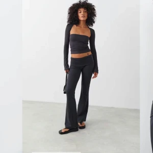 soft touch square neck Gina Tricot - Säljer en fin mörkgrå topp från Gina Tricot. Toppen har långa ärmar och en tight passform, perfekt för en trendig look. Den är tillverkad i ett mjukt och stretchigt material. Aldrig använd endast provad💞