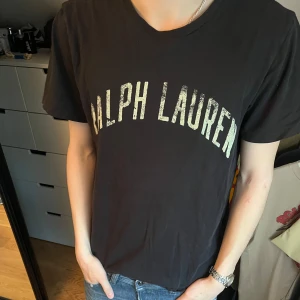 Svart t-shirt från Ralph Lauren - Snygg svart t-shirt från Ralph Lauren med skönt tryck. Storlek M men sitter mer som S. 