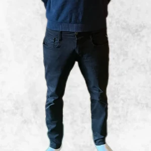 Svarta Replay ”Anbass” jeans - Säljer dessa riktigt snygga Svarta replay jeansen i den populära modellen Anbass. De är i skick 9/10 och har inga defekter eller liknande. Vid några frågor eller funderingar är det bara att höra av sig.