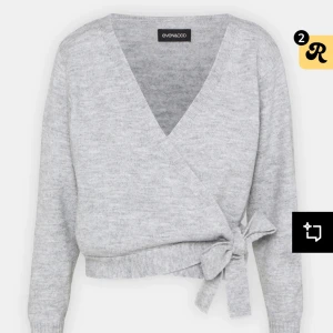 Grå omlottkofta från Even&Odd - Säljer en stilren grå omlottkofta från Even&Odd. Koftan har långa ärmar och ett knytband i midjan för en justerbar passform. 💞💞