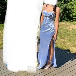 Ljuslila/blåa balklänning - Säljer min tjejkompis balklänning i ljuslila/blå. DEN ÄR SÅ FIN!! Den har som en ”korset” fram och knyt i ryggen med en slits på vänster sida. Så snygg nu till balen, SKRIV OM NI HAR NÅGRA FRÅGOR ELLER VILL HA FLER BILDER🫧🫧💙💙💜💖💖