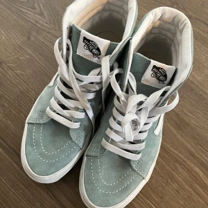 Skor från vans - Snygga turkosa sneakers från Vans med vit snörning och hög krage. Bara använda en gång!