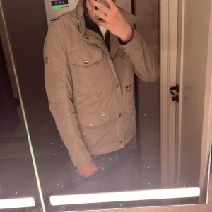 Grön/grå jacka från Snoot - Säljer nu en riktigt fräsch field jacket ifrån Snott i en grön/grå färg som är i toppskick jackan är använd men har använts försiktigt. Jackan har inga defekter eller skador. Hör gärna av er om ni har någon fråga😄