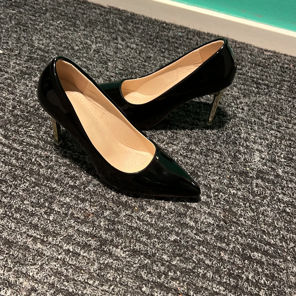 Svarta pumps med gulddetaljer - 3