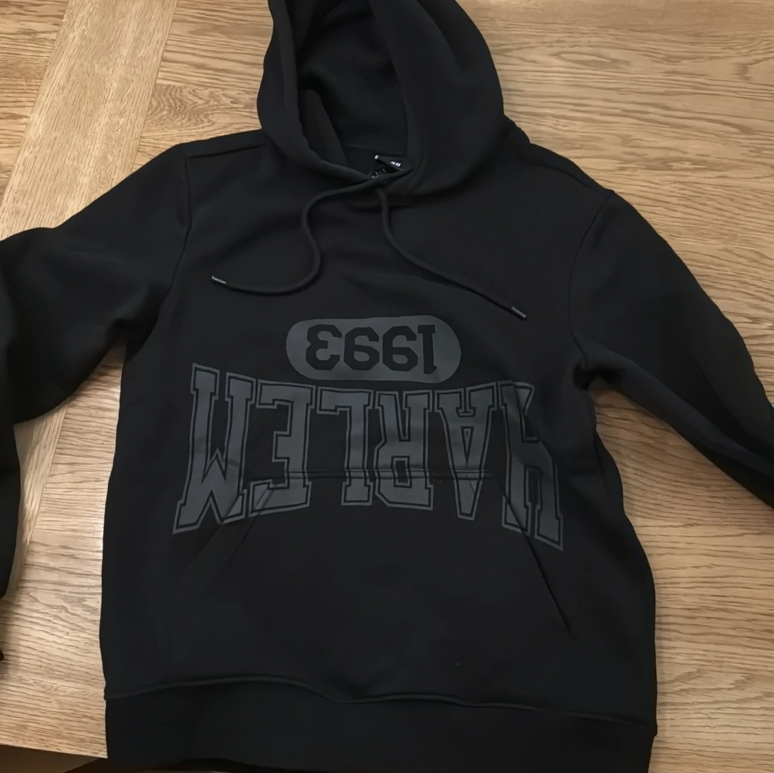 Svart hoodie från H&M med tryck