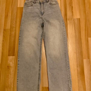Ljusblå jeans från Lindex - Säljer ett par ljusblå jeans från Lindex i storlek 164. De har en rak passform och en fransig detalj vid bensluten. Mycket bra skick, har inte några fläckar eller andra skador.💕