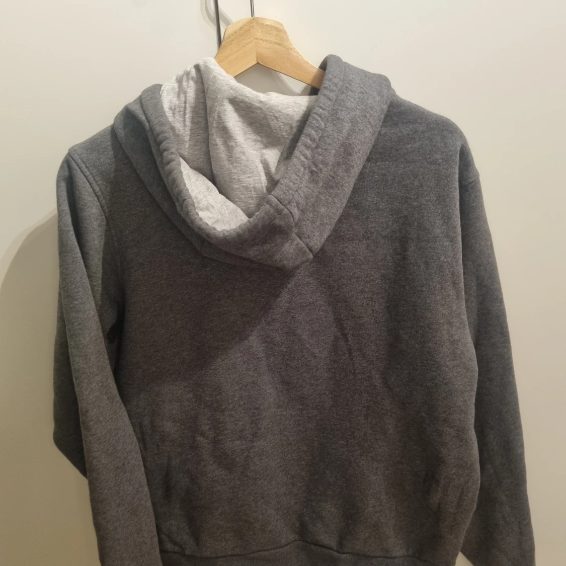 Grå hoodie från Lacoste - 2