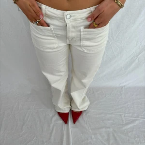 Off white jeans med fickor - Snygga off white jeans med fickor. Midjemått: 66cm och Innerbenslängd: 78cm
