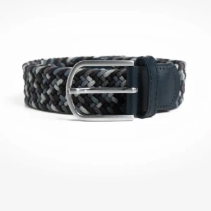Flätat bälte med silverfärgat spänne - Snyggt flätat bälte i olika nyanser av svart, grått och vitt. Bältet har ett stilrent silverfärgat spänne och är perfekt för att ge en extra touch till din outfit. Passar både till jeans och mer uppklädda tillfällen. Stolek 80 cm eller 90 cm vet ej 