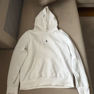 Vit hoodie från Ralph Lauren - Säljer min ralph lauren hoddie har inte anvädigt den så mycket då det inte är min storlek köpte den för 2100 nypris. 