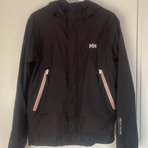 Helly Hansen vindjacka  - Vindjacka från helly hansen, perfekt till våren 