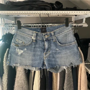 Lågmidjade jeansshorts  - Jättesnygga lågmidjade jeansshorts i strl 26 💞 Säljer då dem tyvärr är för små. Skriv vid frågor!