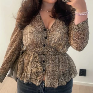 Leopard Blus från Zara - Supersöt leopard blus från Zara i storlek Xs/34💓 Säljer då den inte kommit till användning.
