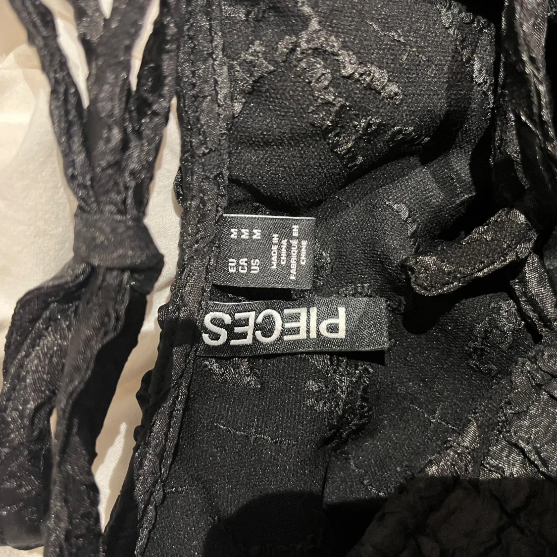 Svart klänning med knytning - 4