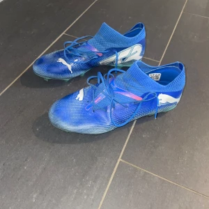 Blå fotbollsskor från Puma - Säljer ett par snygga Puma Future! Storlek 41 Använda 10 gånger, inga defekter bara lite smuts. Det är både FG och AG. Pris: 649kr