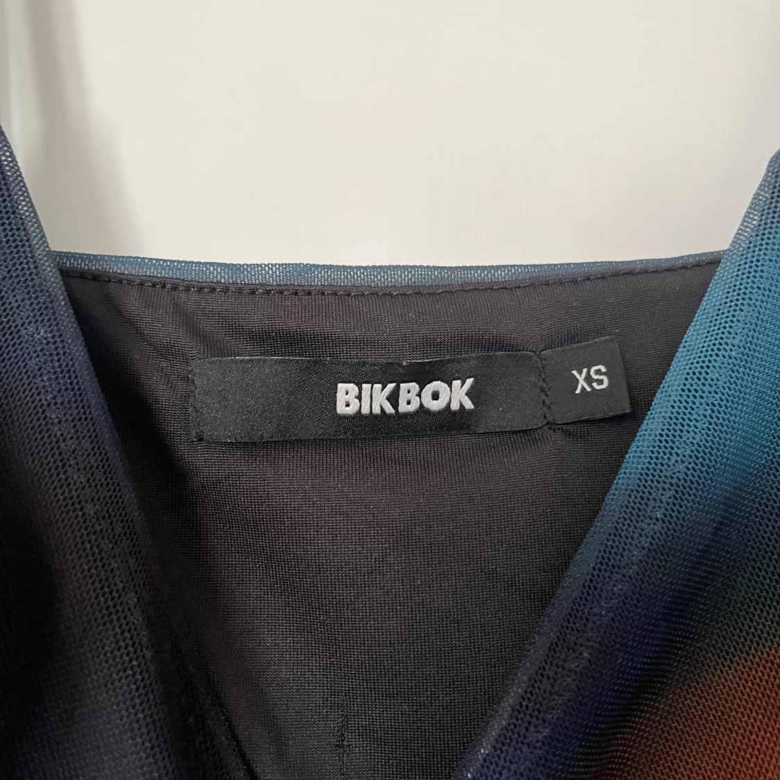 Flerfärgad linnetopp från Bik Bok - 1