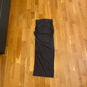 Tajt långkjol - Säljer min långkjol då den är för liten, den är grå med en scrunch vid sidorna och man får en jättefin passform, använd fåtal gånger och inga täcken på slit eller användning 