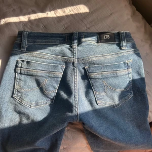Blå jeans från LTB - Snygga blå jeans från LTB. Dem är använda max 5 gånger så dem är som nya, och inga defekter. Storlek 25/34☺️