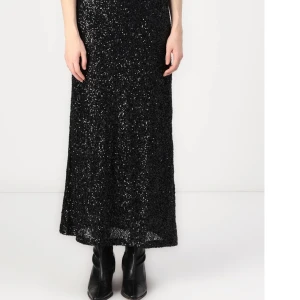 Glitter lång kjol - Snygg kjol från Gina! Storlek L men passar bra på mig som brukar ha M/S. Ord. 500 kr, endast använd en gång!