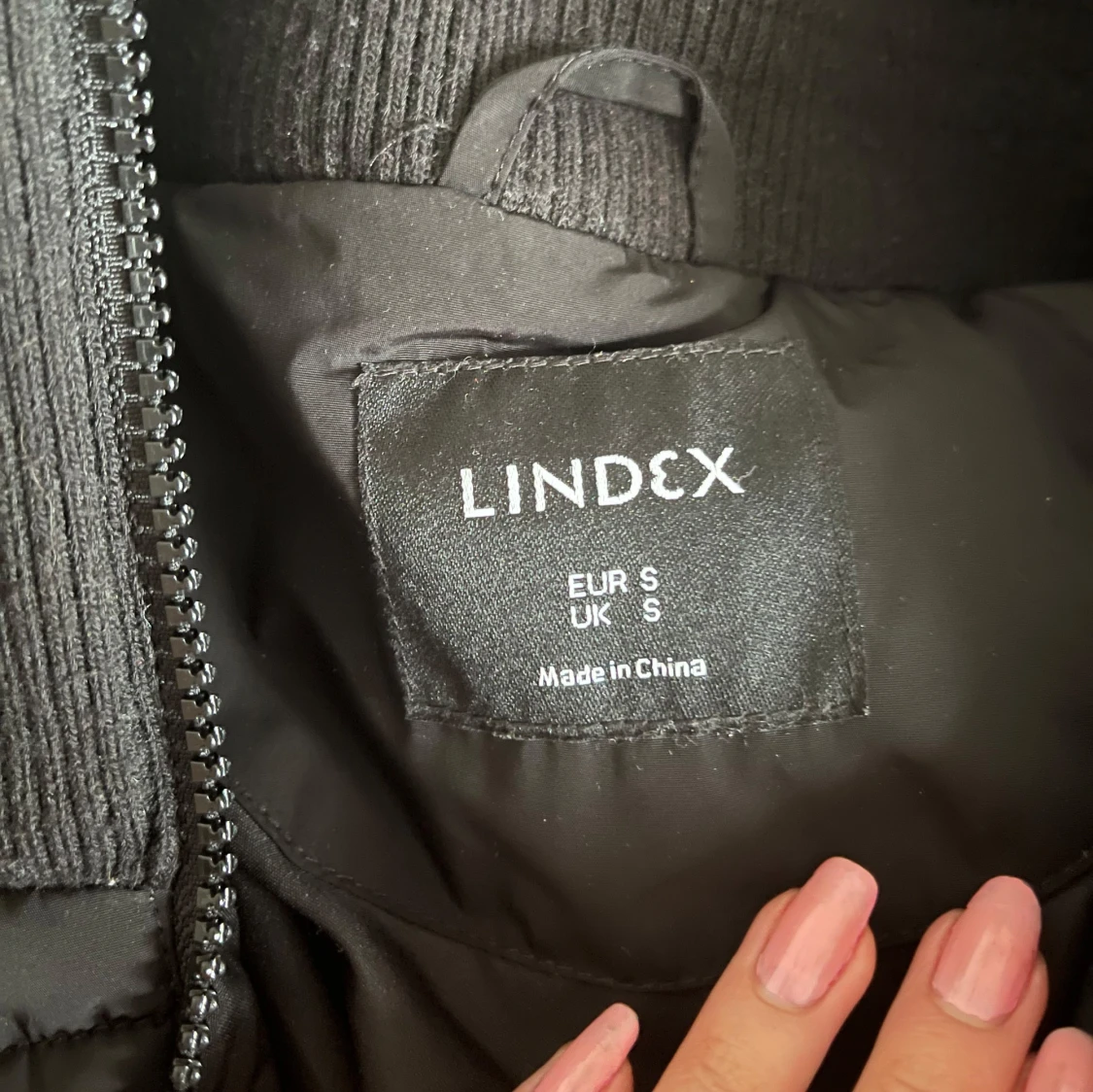 Svart dunjacka med huva - 2