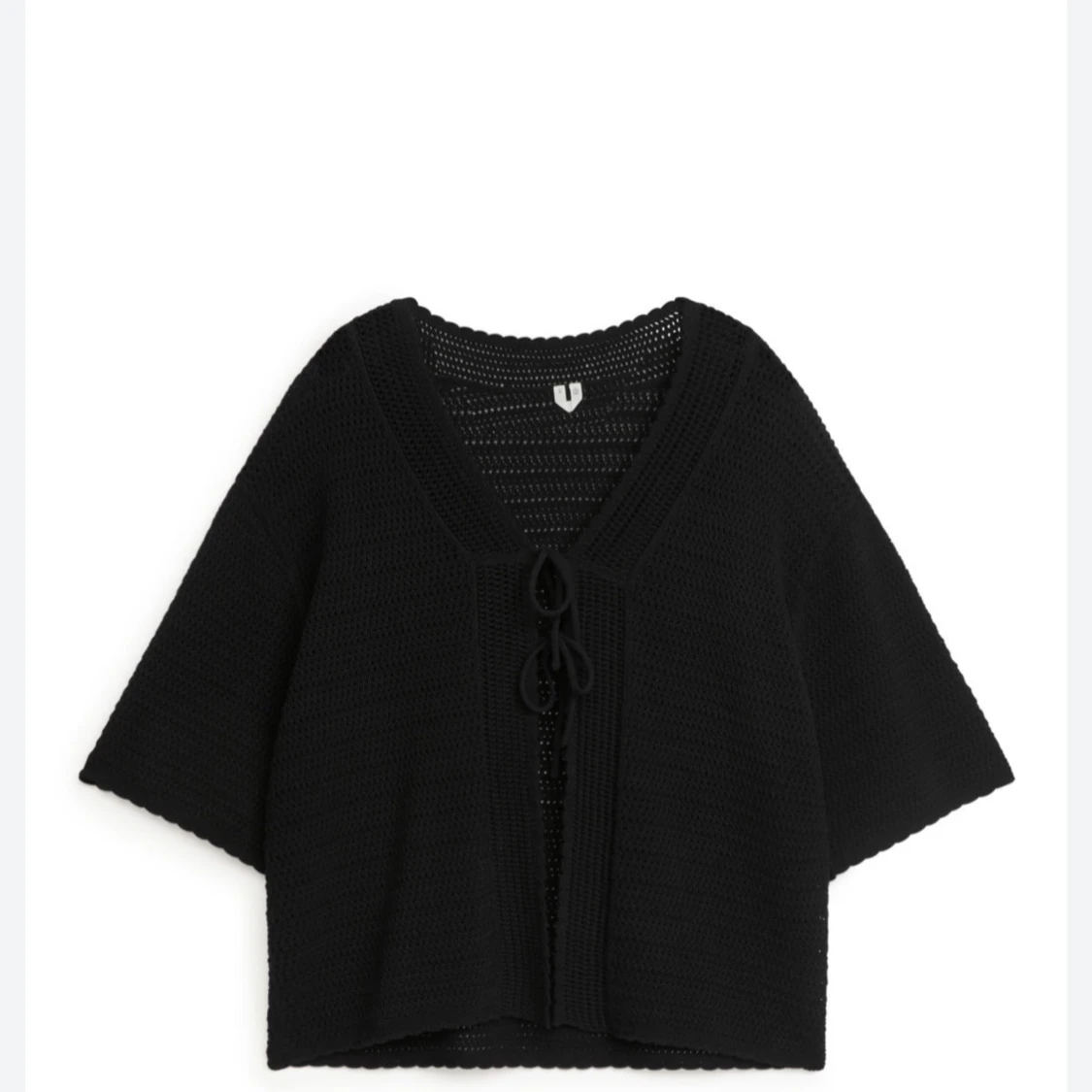 Svart stickad kofta med knyt